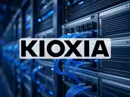 Abstraktes, professionelles Bild einer hochmodernen Server-Infrastruktur mit leuchtenden Datenleitungen und Speicher-Hardware. - Foto: ĂĽber boerse-global.de