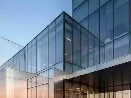 Moderne Glasfassade eines BĂŒrogebĂ€udes bei Tageslicht. - Foto: ĂŒber boerse-global.de