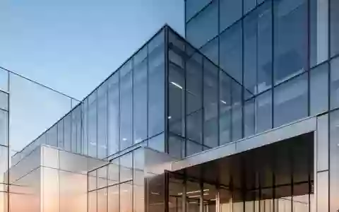 Moderne Glasfassade eines Bürogebäudes bei Tageslicht. - Foto: über boerse-global.de
