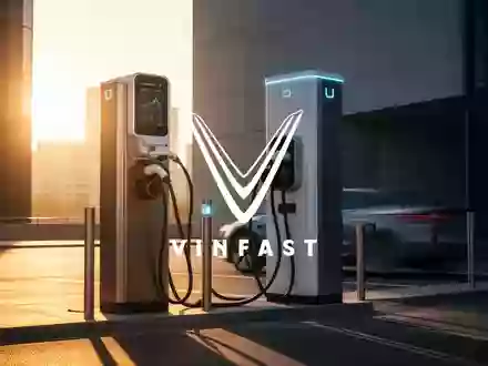 Moderne Ladestation für Elektrofahrzeuge in urbaner Umgebung bei Sonnenuntergang als Symbol für die Automobilbranche. - Foto: über boerse-global.de