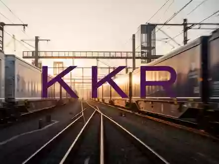 Moderne Güterwaggons in einem Industriebahnhof bei Sonnenuntergang als Symbol für Logistikinvestitionen. - Foto: über boerse-global.de