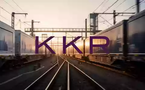 Moderne Güterwaggons in einem Industriebahnhof bei Sonnenuntergang als Symbol für Logistikinvestitionen. - Foto: über boerse-global.de