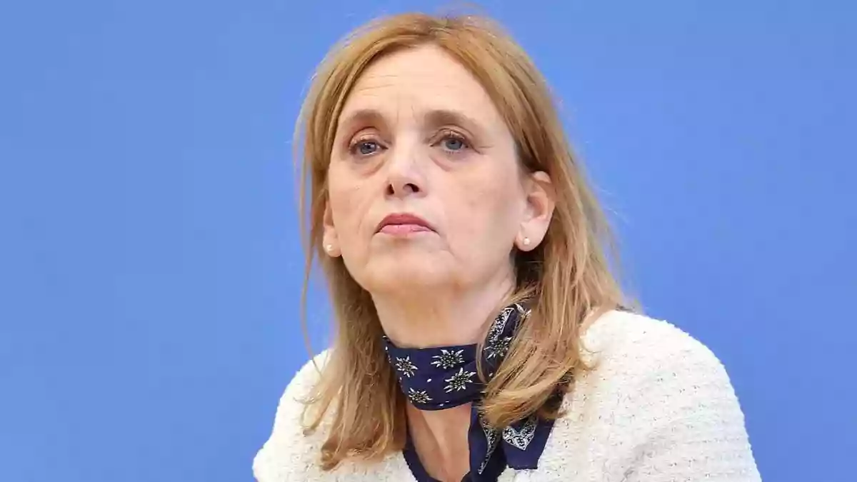 Prien sagt kommunalen Demokratie-Projekten Unterstützung zu