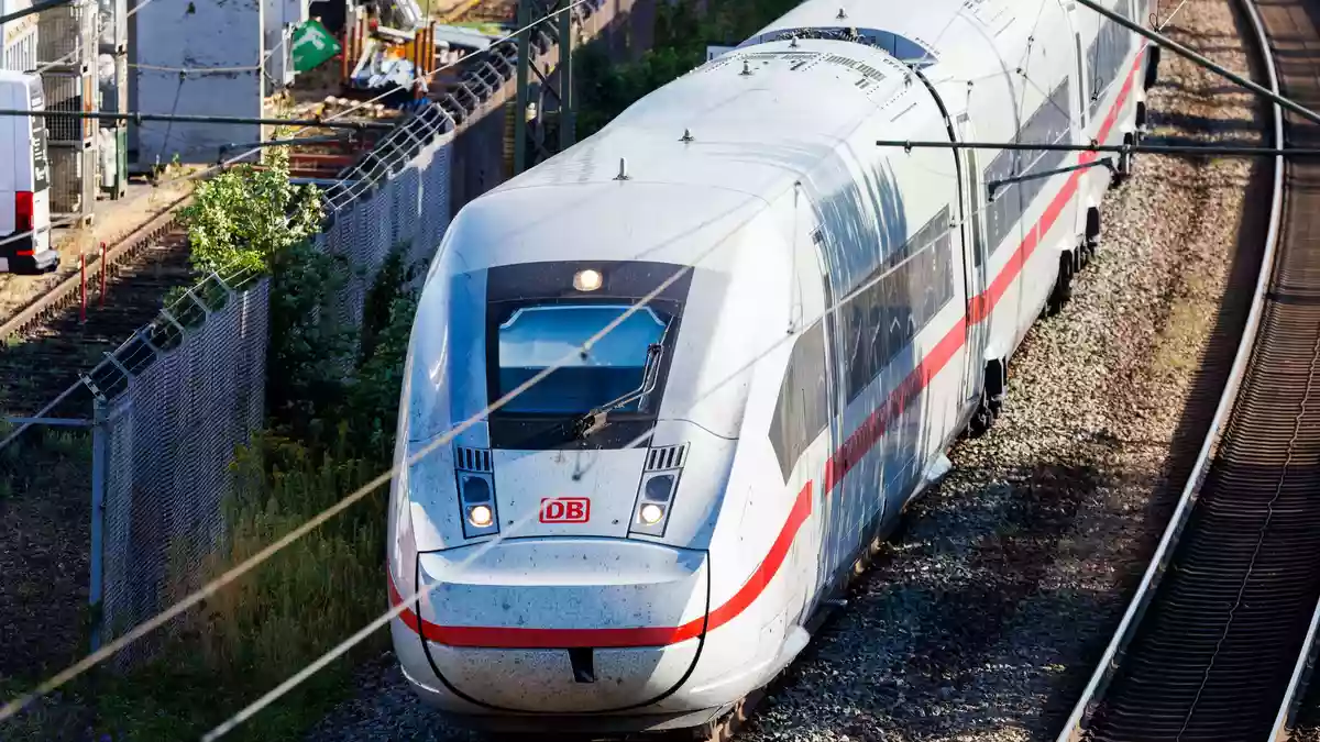 Der ICE hielt nicht in Fulda, obwohl er das laut Fahrplan hätte tun müssen. (Symbolbild) - Bild: Philipp von Ditfurth/dpa
