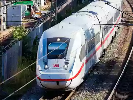 Der ICE hielt nicht in Fulda, obwohl er das laut Fahrplan hätte tun müssen. (Symbolbild) - Foto: Philipp von Ditfurth/dpa