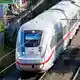 Der ICE hielt nicht in Fulda, obwohl er das laut Fahrplan hätte tun müssen. (Symbolbild) - Bild: Philipp von Ditfurth/dpa