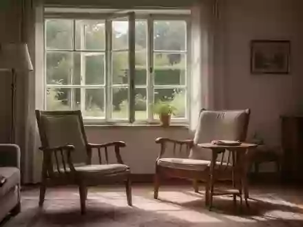 Ein ruhiges, sonnendurchflutetes Wohnzimmer mit Blick in einen Garten, das eine häusliche Pflegesituation symbolisiert. - Foto: über boerse-global.de