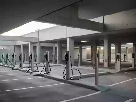 Moderne, minimalistische Ladestationen für Elektrofahrzeuge in einem Parkhaus bei natürlichem Tageslicht. - Foto: über boerse-global.de