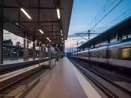 Ein leerer Bahnsteig in einem modernen Bahnhof bei Dämmerung, der die grenzüberschreitende Mobilität in Europa symbolisiert. - Foto: über boerse-global.de