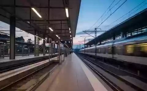 Ein leerer Bahnsteig in einem modernen Bahnhof bei Dämmerung, der die grenzüberschreitende Mobilität in Europa symbolisiert. - Foto: über boerse-global.de