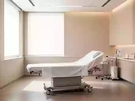 Ein minimalistischer, heller Behandlungsraum in einer modernen Klinik mit einer leeren Untersuchungsliege. - Foto: über boerse-global.de