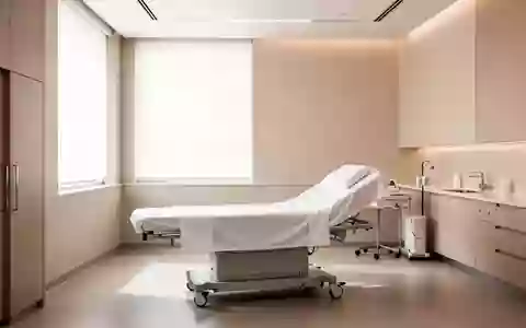Ein minimalistischer, heller Behandlungsraum in einer modernen Klinik mit einer leeren Untersuchungsliege. - Foto: über boerse-global.de