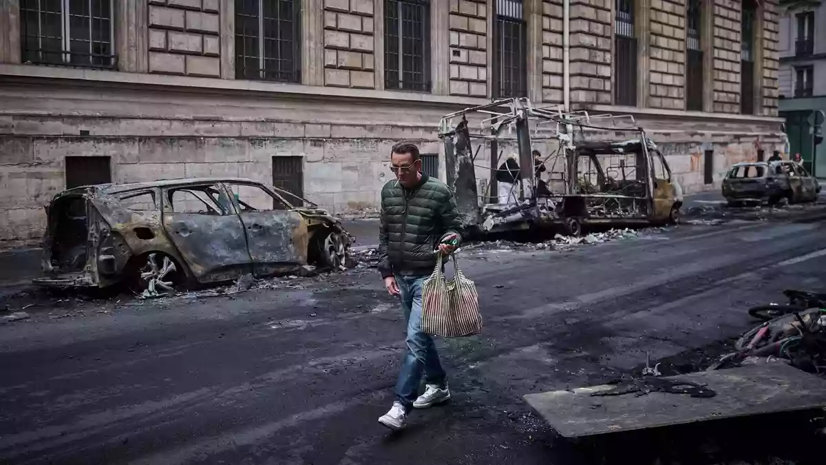 In Paris und anderen Städten hinterließen Randalierer eine Spur der Verwüstung. - Bild: Kiran Ridley/AFP/dpa