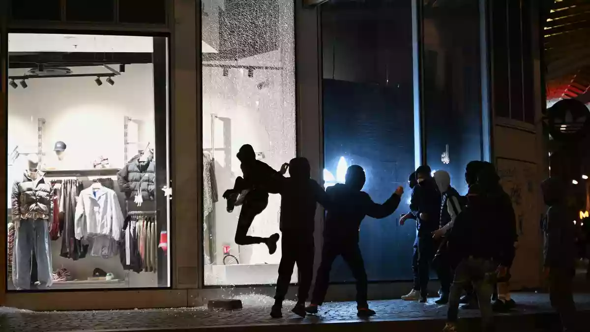Am Wochenende waren landesweite Proteste gegen hohe Lebenshaltungskosten in Frankreich von schweren Ausschreitungen und Plünderungen begleitet worden.  - Bild: Emma Da Silva/AP/dpa