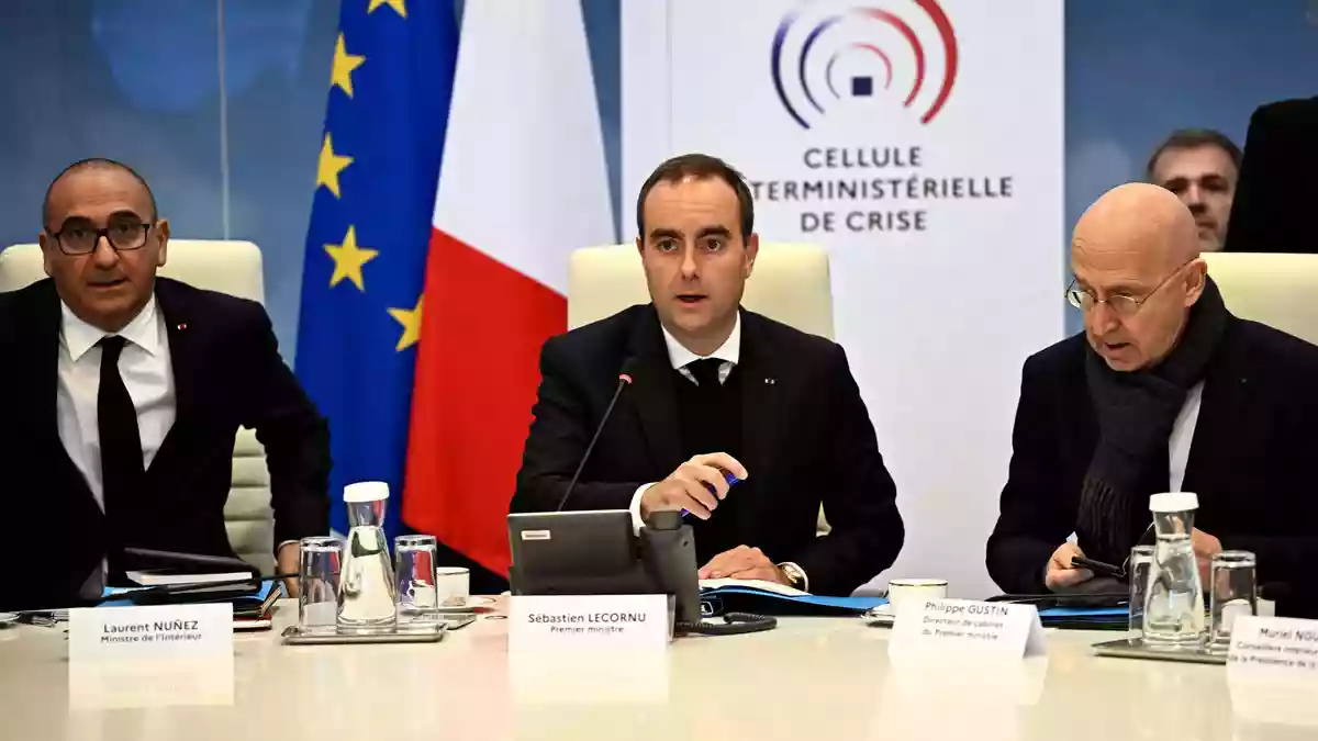 Premier Lecornu und Innenminister Nuñez haben ein konsequentes Durchgreifen gegen Randalierer angekündigt. - Bild: JULIEN DE ROSA/Pool AFP/AP/dpa