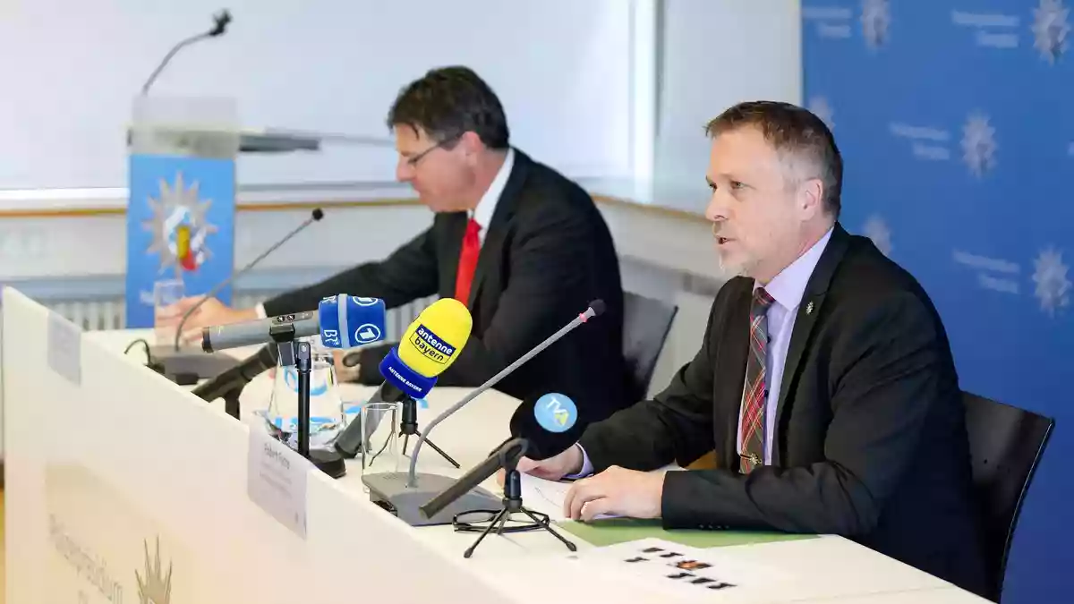 Auf einer Pressekonferenz zum Vermisstenfall gaben der leitende Kriminaldirektor Robert Fuchs (rechts im Bild) und Oberstaatsanwalt Thomas Rauscher Details zur Ausgrabung bekannt. - Bild: Daniel Löb/dpa