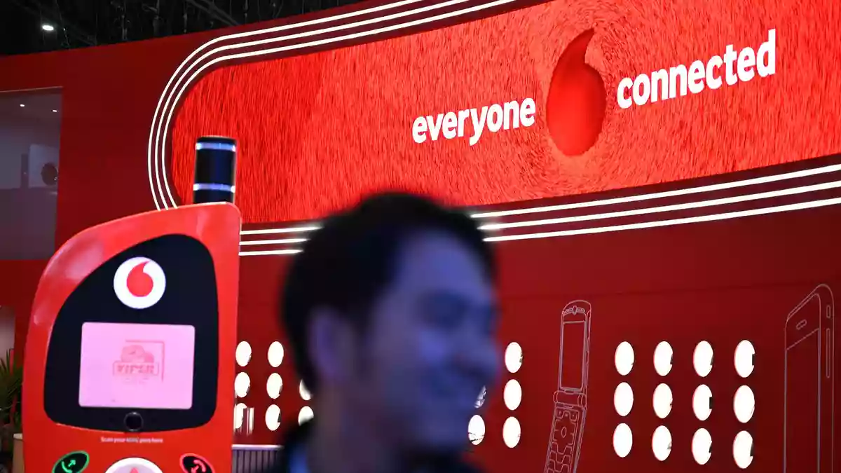 Vodafone macht auch mit bei dem Frequenzvorhaben - das alte Nokia-Handy, wie es als überdimensionales Modell am Vodafone-Messestand beim Mobile World Congress im März zu sehen war, dürfte aber kein Weltraum-Internet mehr bekommen. - Bild: Wolf von Dewitz/dpa