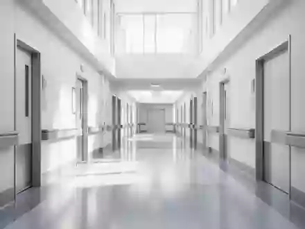 Ein sauberer, moderner Krankenhausflur mit minimalistischer Architektur und natürlichem Lichteinfall. - Foto: über boerse-global.de