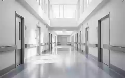 Ein sauberer, moderner Krankenhausflur mit minimalistischer Architektur und natürlichem Lichteinfall. - Foto: über boerse-global.de