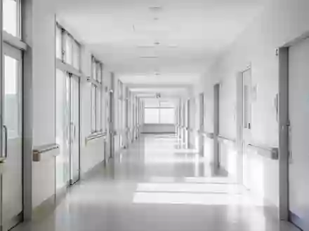 Ein heller, moderner Krankenhausflur mit großen Fenstern und minimalistischer Architektur. - Foto: über boerse-global.de