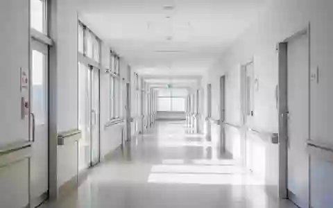 Ein heller, moderner Krankenhausflur mit großen Fenstern und minimalistischer Architektur. - Foto: über boerse-global.de