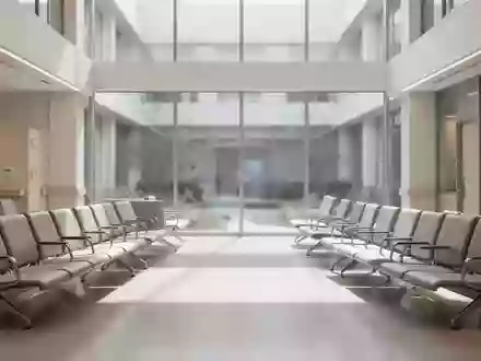 Ein moderner, heller und ruhiger Wartebereich in einem Krankenhaus mit leeren Sitzreihen und natürlichem Lichteinfall. - Foto: über boerse-global.de