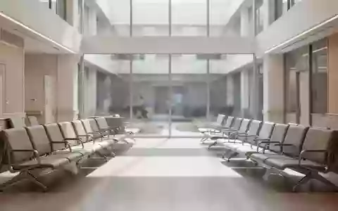 Ein moderner, heller und ruhiger Wartebereich in einem Krankenhaus mit leeren Sitzreihen und natürlichem Lichteinfall. - Foto: über boerse-global.de