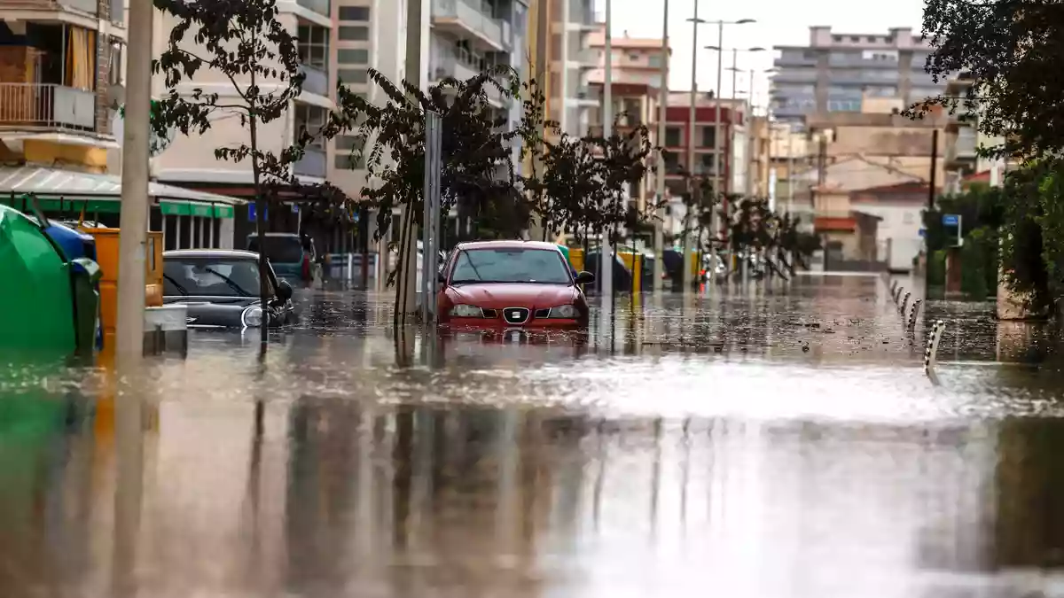 Autos stehen im Hochwasser einer überschwemmten Straße. - Bild: Rober Solsona/EUROPA PRESS/dpa