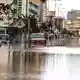 Autos stehen im Hochwasser einer überschwemmten Straße. - Bild: Rober Solsona/EUROPA PRESS/dpa