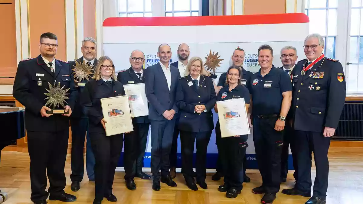 Preis für Feuerwehren / Der IF Star 2026 geht an zwei Freiwillige Feuerwehren und einen Kreisfeuerwehrverband - Bild: presseportal.de