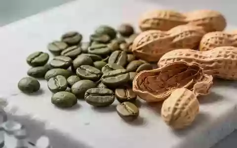 Nahaufnahme von grünen Kaffeebohnen und Erdnussschalen auf einer hellen Laboroberfläche. - Foto: über boerse-global.de