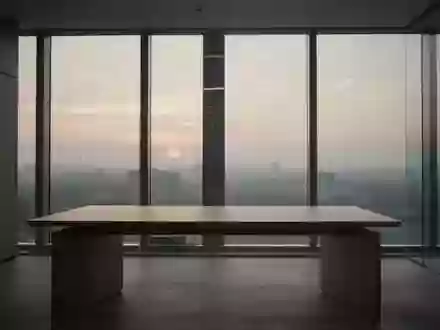 Ein ruhiger, leerer Büroarbeitsplatz in den frühen Morgenstunden mit natürlichem Licht, das durch ein Fenster fällt. - Foto: über boerse-global.de
