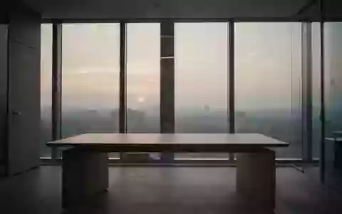 Ein ruhiger, leerer Büroarbeitsplatz in den frühen Morgenstunden mit natürlichem Licht, das durch ein Fenster fällt. - Foto: über boerse-global.de