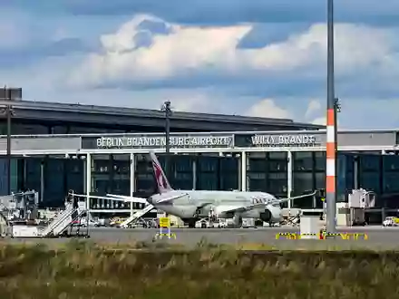Der Flughafen Berlin hat Verbindungen nach Toulouse, Turin und Belfast verloren. (Archivbild) - Foto: Jens Kalaene/dpa