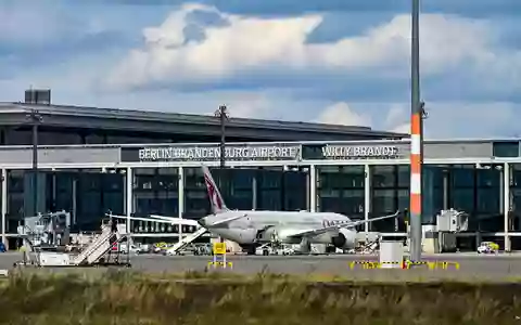 Der Flughafen Berlin hat Verbindungen nach Toulouse, Turin und Belfast verloren. (Archivbild)  - Foto: Jens Kalaene/dpa