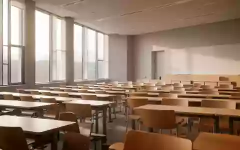 Ein leerer, modern gestalteter Seminarraum einer Universität mit Holztischen und Stühlen in natürlichem Tageslicht. - Foto: über boerse-global.de