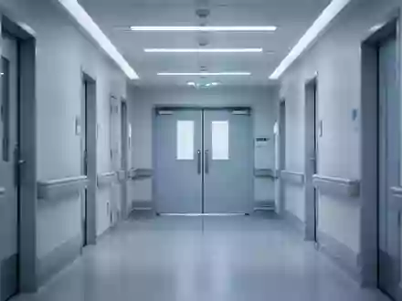 Ein steriler, modern gestalteter Krankenhausflur mit indirekter Beleuchtung und klarer Architektur. - Foto: über boerse-global.de