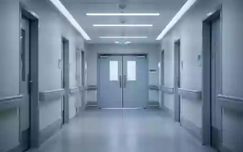 Ein steriler, modern gestalteter Krankenhausflur mit indirekter Beleuchtung und klarer Architektur. - Foto: über boerse-global.de