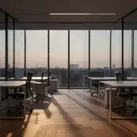 Ein leerer, modern gestalteter Büroraum in der Abenddämmerung mit langen Schatten auf leeren Schreibtischen. - Foto: über boerse-global.de