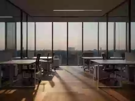 Ein leerer, modern gestalteter Büroraum in der Abenddämmerung mit langen Schatten auf leeren Schreibtischen. - Foto: über boerse-global.de