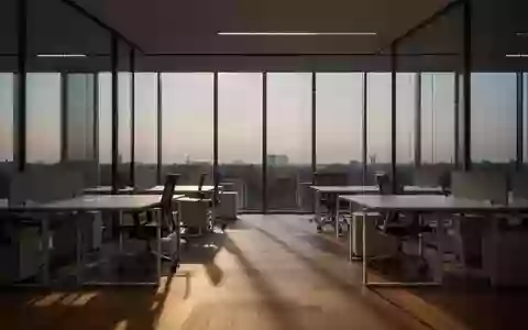 Ein leerer, modern gestalteter Büroraum in der Abenddämmerung mit langen Schatten auf leeren Schreibtischen. - Foto: über boerse-global.de