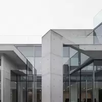 Moderne, minimalistische Architektur eines Bürogebäudes mit klaren Linien bei Tageslicht ohne Beschilderung. - Foto: über boerse-global.de