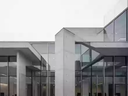 Moderne, minimalistische Architektur eines Bürogebäudes mit klaren Linien bei Tageslicht ohne Beschilderung. - Foto: über boerse-global.de