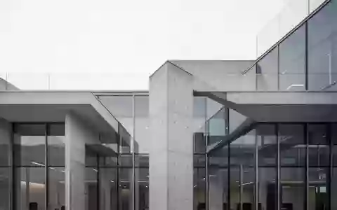 Moderne, minimalistische Architektur eines Bürogebäudes mit klaren Linien bei Tageslicht ohne Beschilderung. - Foto: über boerse-global.de