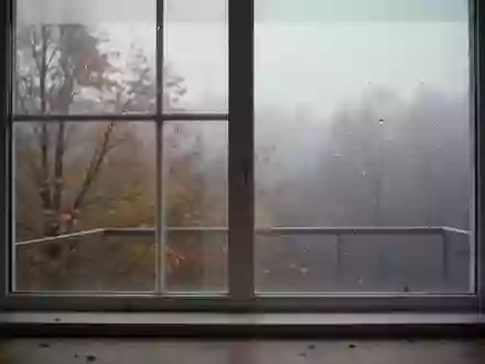 Ein trüber Herbsttag mit diffusen Lichtverhältnissen, das durch ein Fenster in einen leeren, minimalistischen Raum fällt. - Foto: über boerse-global.de