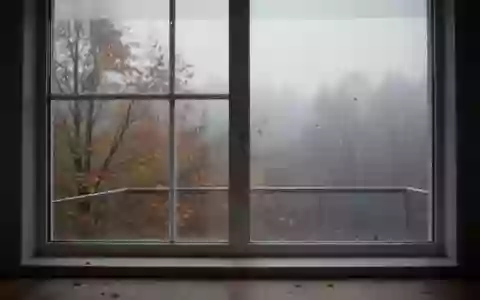 Ein trüber Herbsttag mit diffusen Lichtverhältnissen, das durch ein Fenster in einen leeren, minimalistischen Raum fällt. - Foto: über boerse-global.de