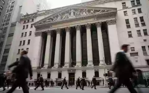 Die Fassade der New York Stock Exchange an der Wall Street bei Tageslicht. - Foto: ĂĽber boerse-global.de