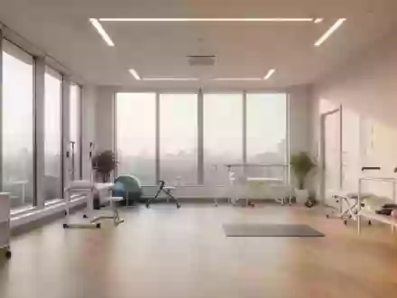 Ein heller, moderner Therapieraum in einer Klinik mit großen Fenstern und viel Tageslicht für Bewegungstherapien. - Foto: über boerse-global.de
