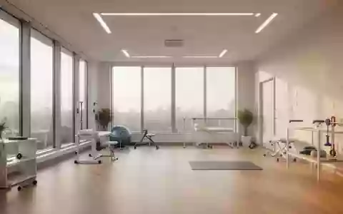 Ein heller, moderner Therapieraum in einer Klinik mit großen Fenstern und viel Tageslicht für Bewegungstherapien. - Foto: über boerse-global.de