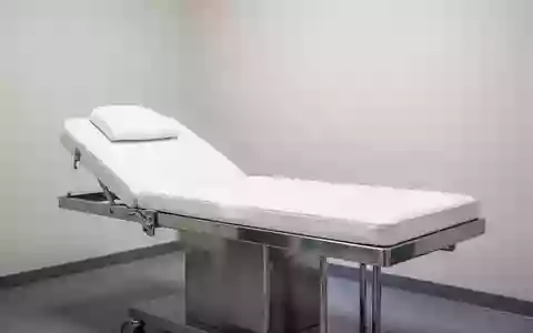 Ein minimalistischer, heller Behandlungsraum in einer Klinik mit einer leeren, sauberen Untersuchungsliege. - Foto: über boerse-global.de